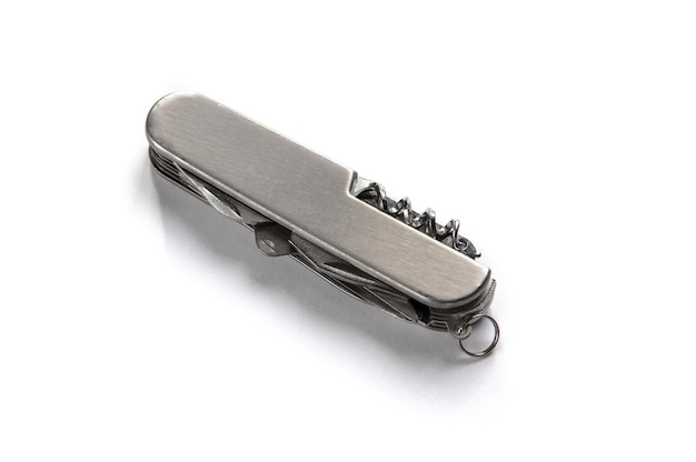 Coltello svizzero metallico isolato su sfondo bianco