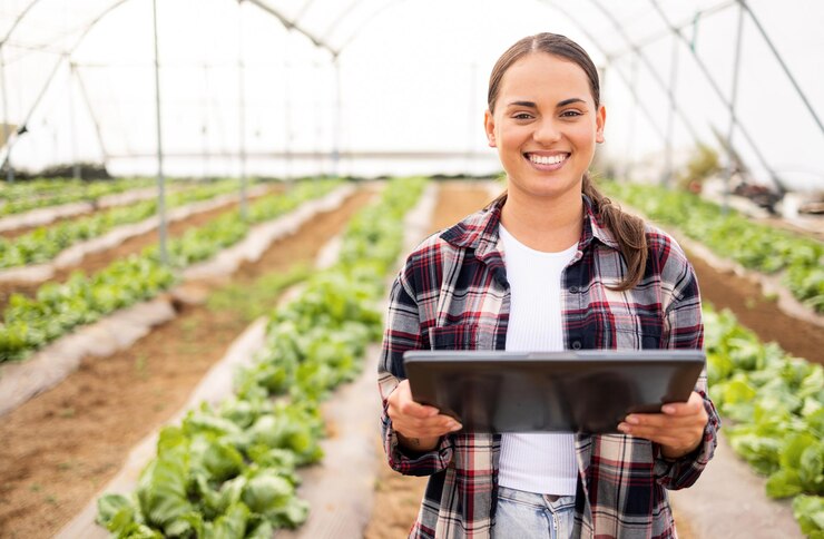 Foto coltivatore di verdure con tablet digitale e raccolto di lattuga biologica sostenibile raccolto sano e sostenibilità agricola pianificazione agricola moderna e tecnologia agricola moderna per monitorare la salute della crescita vegetativa
