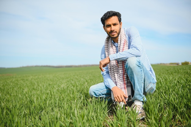 Coltivatore indiano in campo agricolo