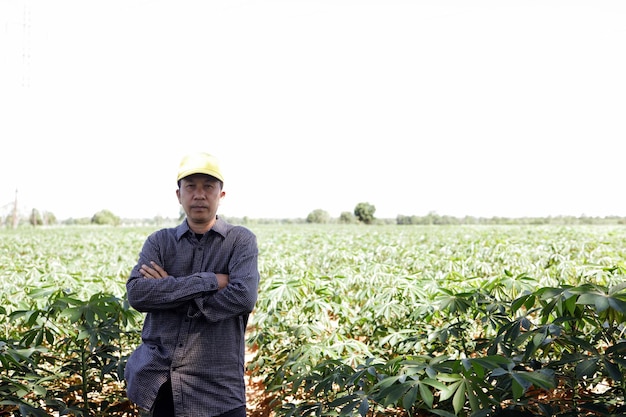 Coltivatore maschio asiatico e i suoi raccolti agricoli