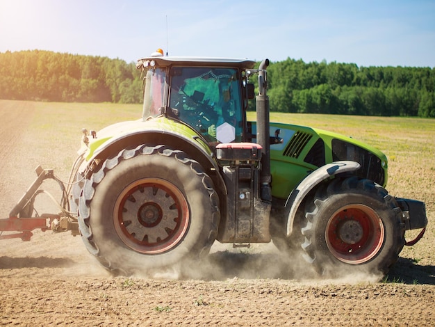 Coltivatori collettivi seminare seminare colture nel campo grande trattore che lavora nel campo raccolta facendo affari agricoltura preparazione del terreno per la semina