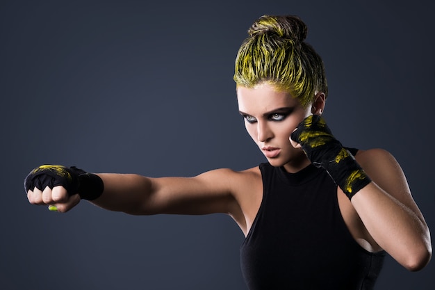 Combattente di mma donna con i capelli gialli