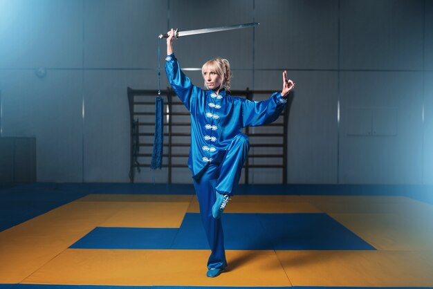 Combattente di wushu femminile con la spada in azione