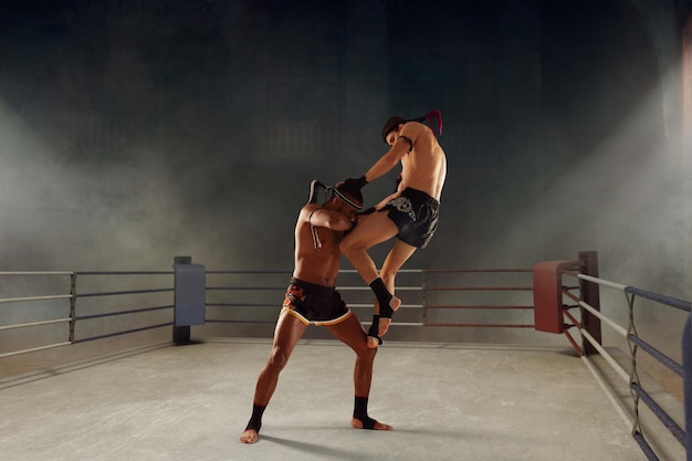 Combattenti di boxe muay thai thai