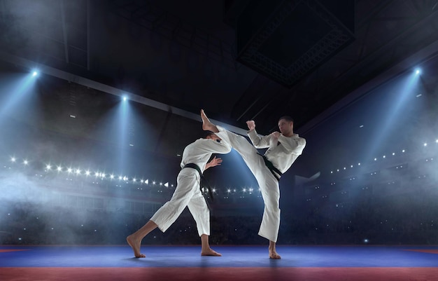 Combattenti di karate su tatami Fighting Championship