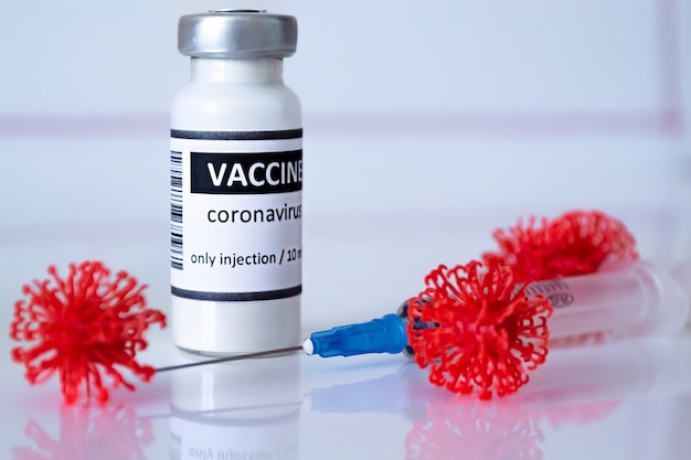 Combattere il concetto di vaccinazione contro la pandemia di coronavirus Dose e siringa del vaccino Covid19 con iniezione