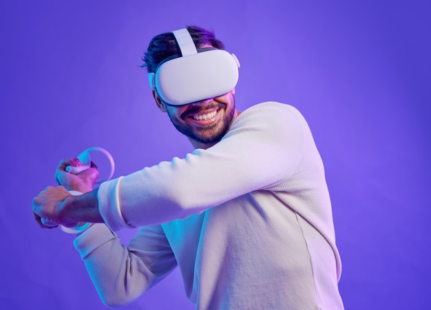 Combattimento uomo in occhiali per realtà virtuale metaverse e gioco futuristico per giochi vr nel mondo cyber 3d Persona giocatore con controller manuale per esperienza digitale ar e app sfondo viola cyberpunk