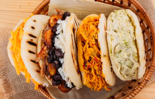 Combinazione delle tipiche Arepas sudamericane in un cestino intrecciato