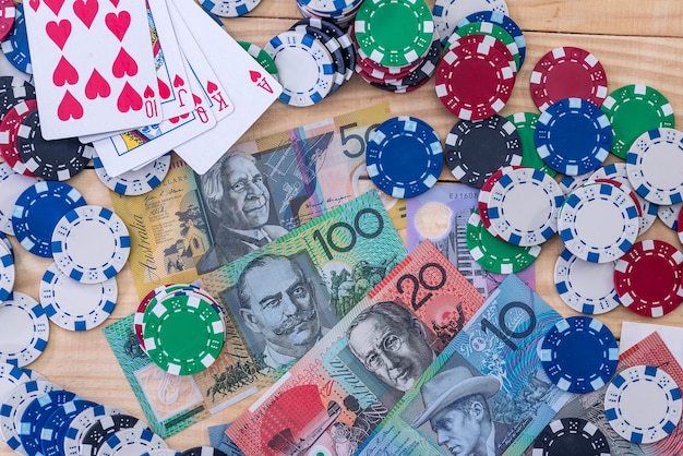 Combinazione di carte in dollari australiani con fiches del casinò