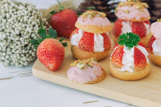 Combinazione di crema choux alla fragola con panna montata e panna fresca.