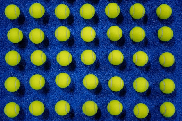 Combinazione di palline da padel in campo