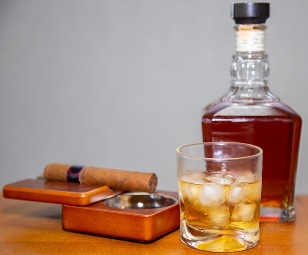 Combinazione tradizionale di sigaro e whisky whisky