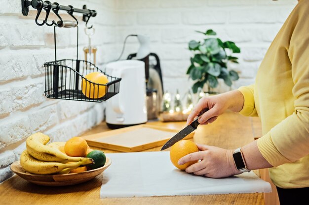 Come asciugare le fette d'arancia per l'arredamento delle vacanze processo di essiccazione delle fette d'arancia nel taglio della donna del forno