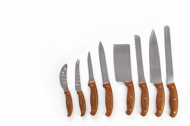 Come assortimento di coltelli da cucina piatto posato su uno sfondo neutro Set di coltelli da cucina in acciaio inox Set di coltelli da cucina moderni su bianco