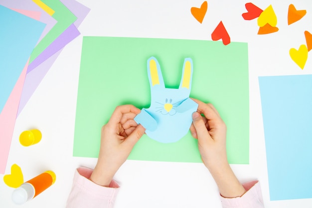 Come fare il coniglietto di carta per gli auguri di Pasqua e il divertimento