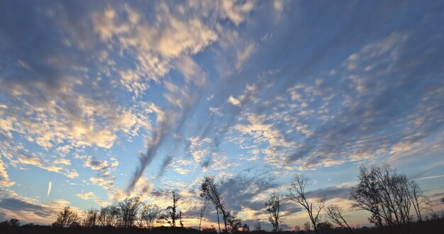 Come un incredibile cielo al tramonto sopra le nuvole con una luce drammatica che lo attraversa
