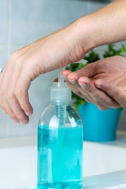 Come usare il gel idroalcolico per la pulizia delle mani. concetto di disinfezione delle mani. Igienizzante per le mani Covid-19