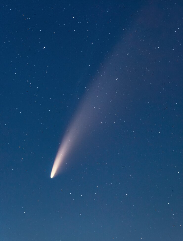 Cometa C/2020 F3 (NEOWISE) sullo sfondo del cielo stellato