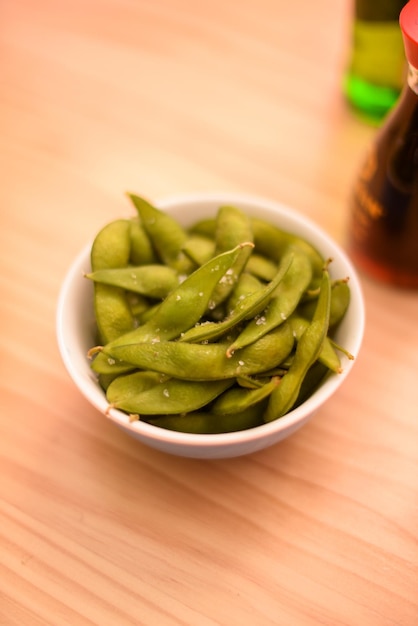 Comida japonesa bol con edamame