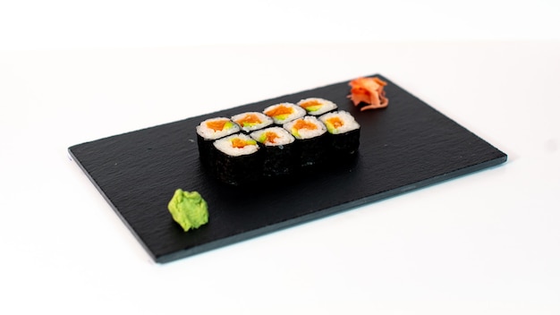 Comida japonesa suhi de maki de salmón y aguacate