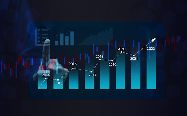 Commerciante d'affari o investitore in possesso di grafico digitale sullo schermo visivo della tecnologia per il trading online del mercato azionario forex o borsa valori