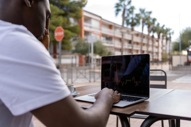 Commerciante frustrato che utilizza il computer portatile nella mensa