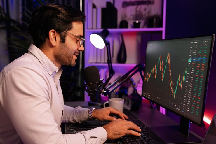 Foto commerciante intelligente che si concentra sulla borsa dinamica su pc e laptop suppone