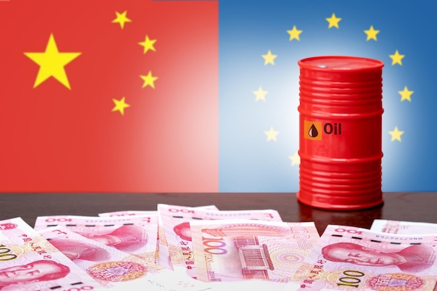 Commercio UE e Cina in yuan Barile di petrolio sulle bandiere della Cina e sullo sfondo dell'UE Prezzi del petrolio banconote in yuan