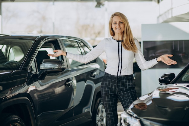 Commessa in un bagno d'auto