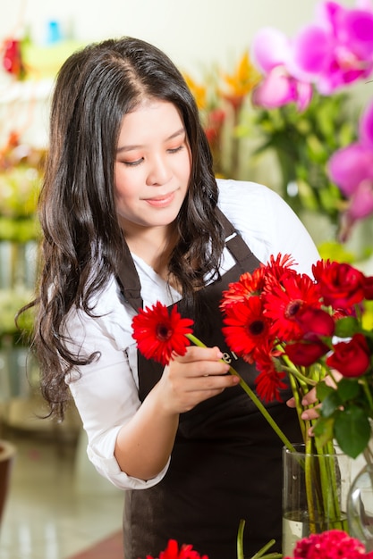 Commessa in un negozio di fiori