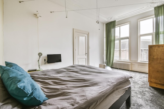 Comoda camera da letto con un letto grande con copriletto grigio