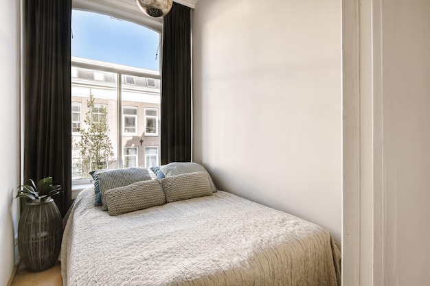 Comoda camera da letto con un plaid beige sul letto