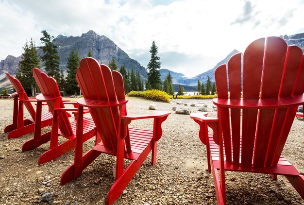 Comode sedie a sdraio rosse sul lago in Canada.