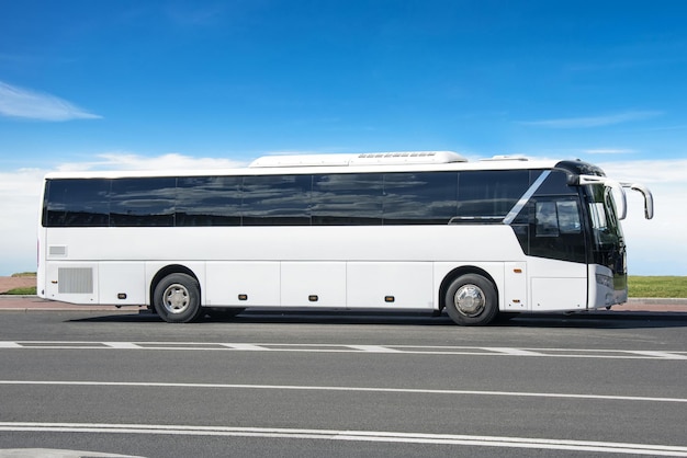 Comodo autobus turistico bianco sull'autostrada in viaggio