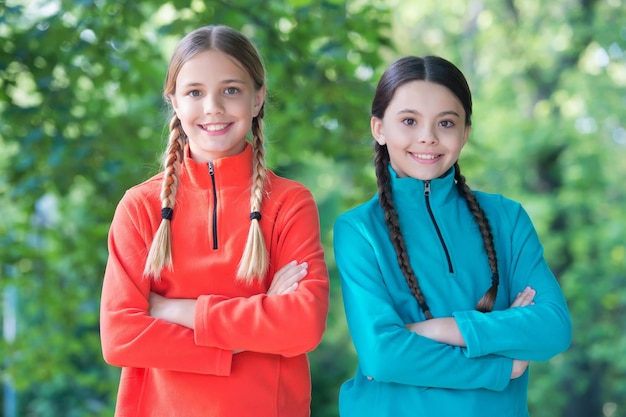 Comodo e casual I bambini felici indossano uno stile casual all'aperto Guardaroba casual per bambini Tendenza alla moda Stile alla moda Salone di bellezza Abbigliamento quotidiano per bambini Essere alla moda in estate