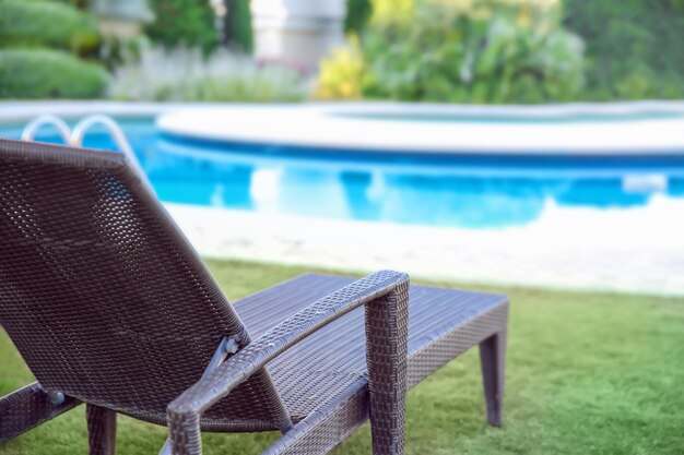 Comodo lettino vicino alla piscina del resort