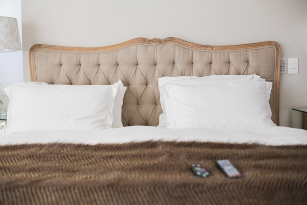 Comodo letto matrimoniale in una camera d&#39;albergo