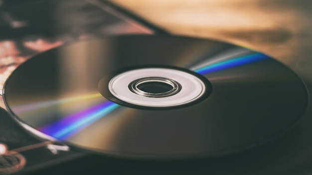 Compact disc e scatole di dischi