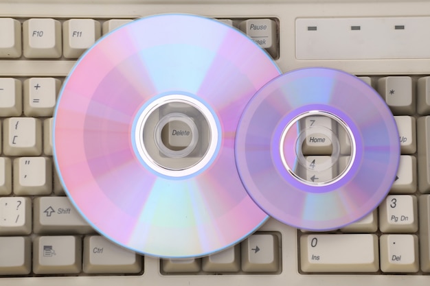 Compact disc sulla vecchia tastiera del pc. Vista dall'alto