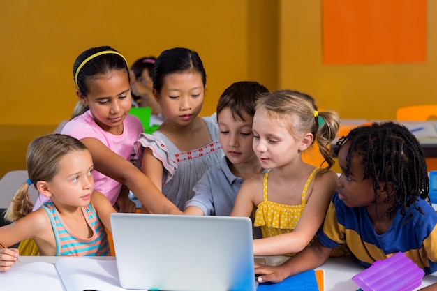 Compagni di classe con laptop