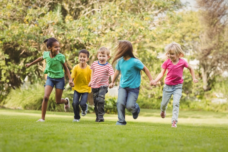 Foto compagni di classe felici che corrono e che si tengono per mano