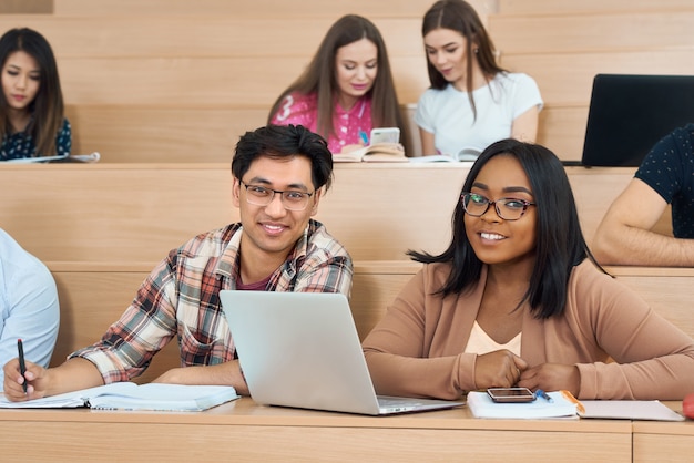 Compagni di gruppo coworking per progetto educativo rivolto verso l&#39;obiettivo.