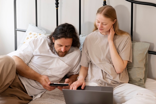 Compagni di stanza di tiro medio che guardano il laptop