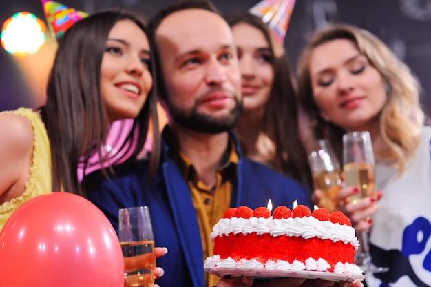 Compagnia di allegri amici in cappelli festivi per celebrare l'evento