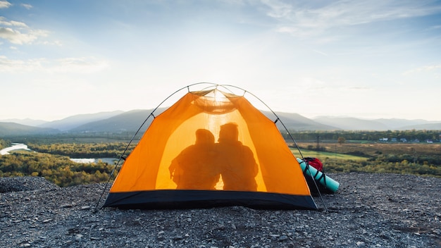 Compagnia di giovani amici che fanno un picnic in montagna