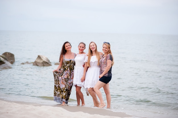 compagnia di ragazze che camminano sul mare