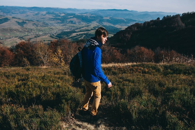 compagno turistico con mappa in mano e telefono. montagne d&#39;autunno