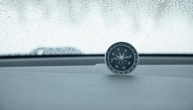 Compass all'interno dell'auto