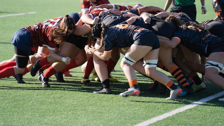 Foto competizione di rugby femminile gioco impegnativo e drammatico per la squadra di rugby femminile