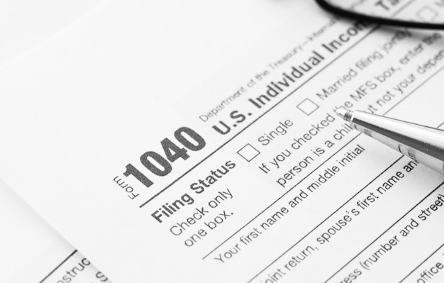 Compilazione del modulo fiscale 1040. Modulo di dichiarazione dei redditi standard degli Stati Uniti.